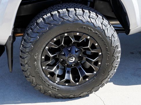 Certified 2017 Toyota Tacoma TRD Sport w/ Premium & Technology Package AWD/4WD image 11
