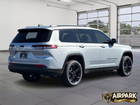Used 2025 Jeep Grand Cherokee L Limited w/ Luxury Tech Group II image 4