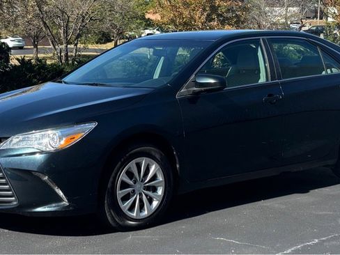 Used 2015 Toyota Camry LE image 1