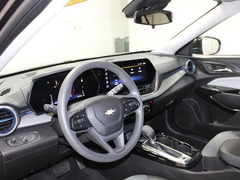 Used 2025 Chevrolet Trax LT image 13