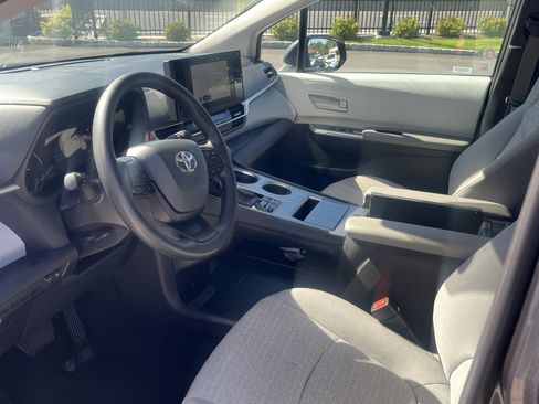 Used 2025 Toyota Sienna LE FWD image 5