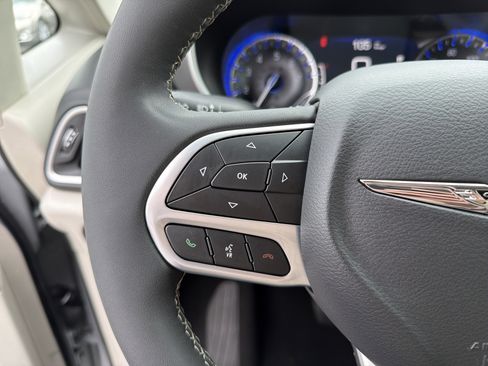 Used 2024 Chrysler Pacifica Touring-L image 10