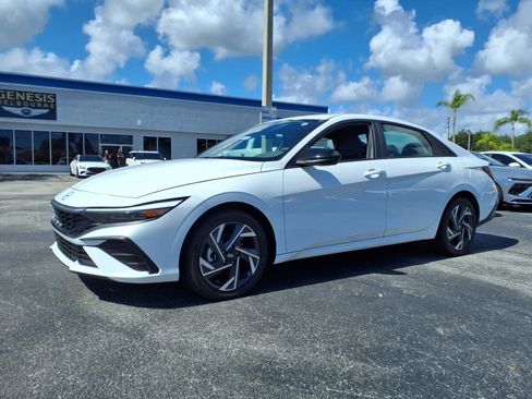 New 2025 Hyundai Elantra SEL image 3