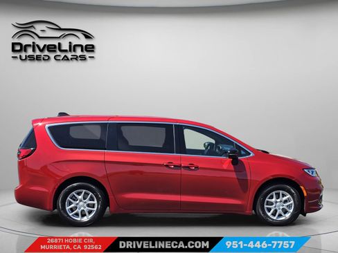 Used 2025 Chrysler Pacifica Select FWD image 9
