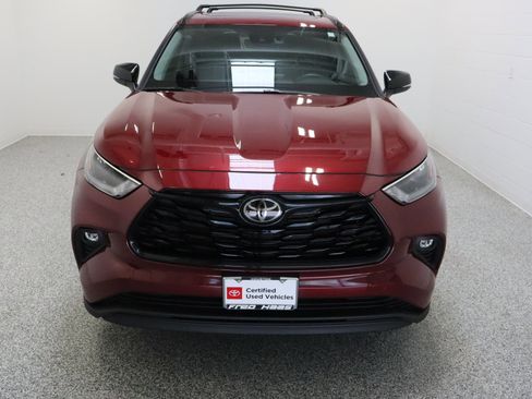 Certified 2025 Toyota Highlander XLE AWD/4WD image 3