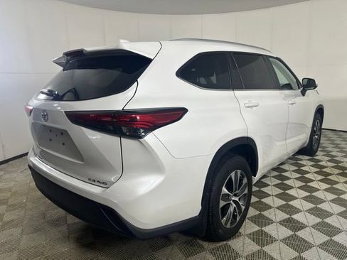 Used 2023 Toyota Highlander XLE AWD/4WD image 7
