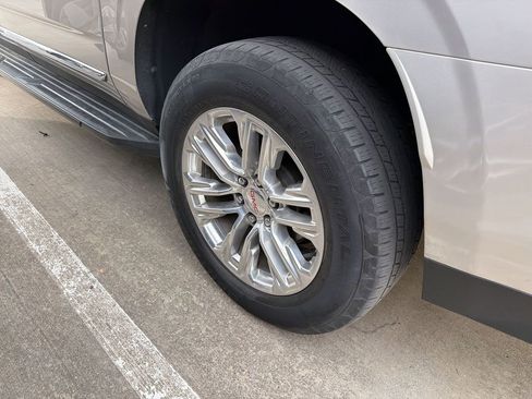 Used 2021 GMC Yukon XL SLT w/ SLT Premium Package image 5