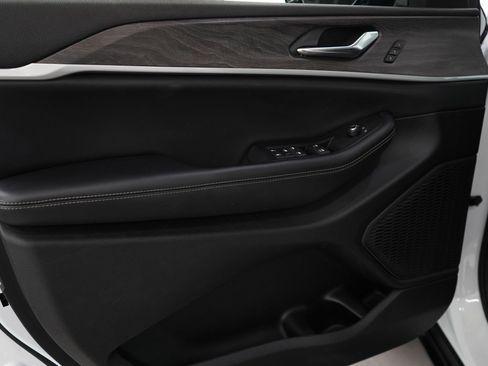 Used 2024 Jeep Grand Cherokee L Limited w/ Luxury Tech Group II image 21