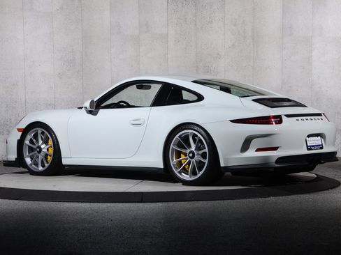 Used 2016 Porsche 911 R image 3