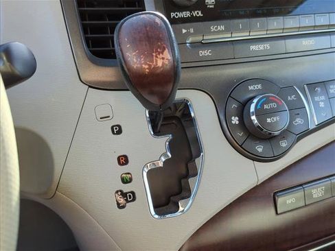 Used 2011 Toyota Sienna XLE image 21