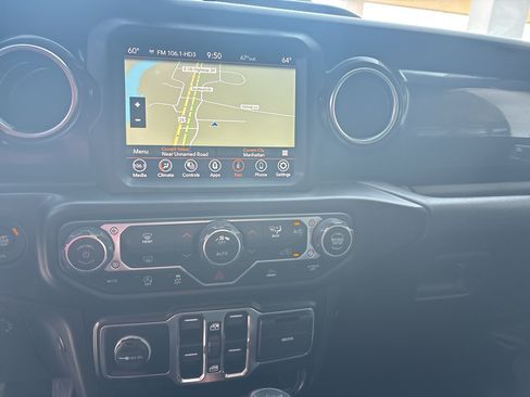 Used 2021 Jeep Wrangler Unlimited Sahara AWD/4WD image 4