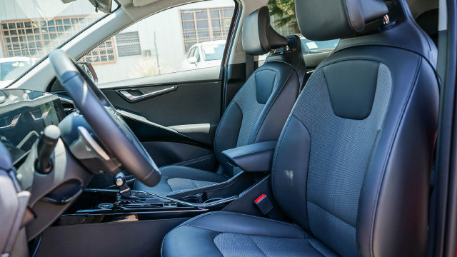 Certified 2025 Kia Niro EX FWD image 18