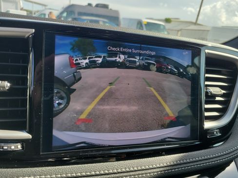 Used 2025 Chrysler Pacifica Select FWD image 18