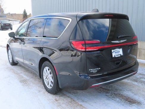 Used 2024 Chrysler Pacifica Touring-L image 10