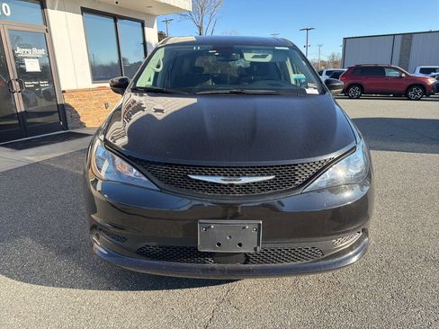 Used 2023 Chrysler Voyager LX image 10