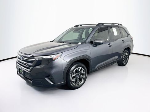 Used 2025 Subaru Forester Premium AWD/4WD image 3