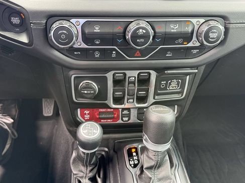 Used 2025 Jeep Gladiator Rubicon w/ Steel Bumper Group AWD/4WD image 16