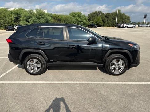 Used 2022 Toyota RAV4 LE AWD/4WD image 6
