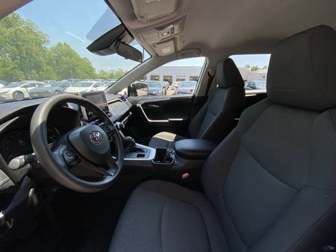 Used 2025 Toyota RAV4 XLE AWD/4WD image 19