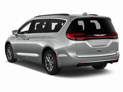 Used 2024 Chrysler Pacifica Limited image 2