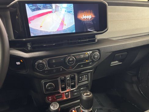 Used 2025 Jeep Wrangler Unlimited Sport AWD/4WD image 16