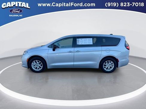 Used 2024 Chrysler Pacifica Touring-L image 5