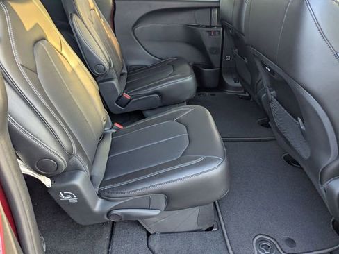 New 2026 Chrysler Pacifica Select image 32