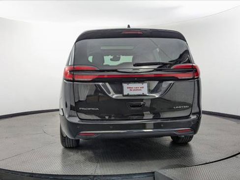 Used 2023 Chrysler Pacifica Limited FWD image 7