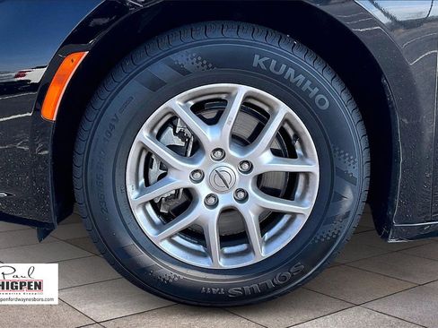 Used 2024 Chrysler Pacifica Touring-L image 9