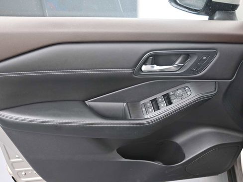 Used 2023 Nissan Rogue SL FWD image 12