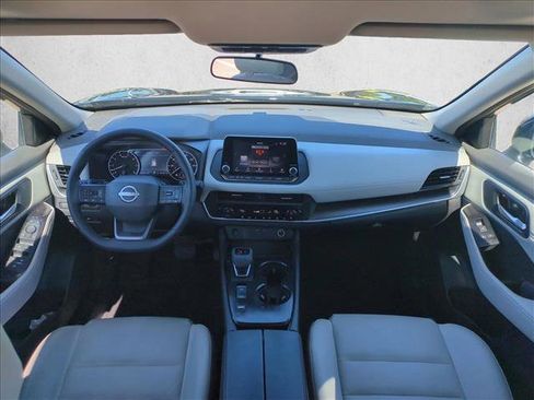 Used 2025 Nissan Rogue SV w/ SV Premium Package image 15