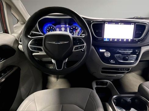 Used 2021 Chrysler Pacifica Touring image 9