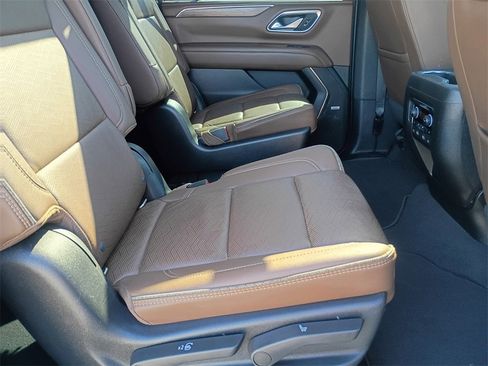 Used 2022 Chevrolet Suburban High Country w/ Premium Package image 16