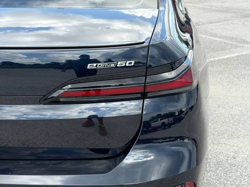 Used 2025 BMW i7 eDrive50 w/ M Sport Package RWD image 10