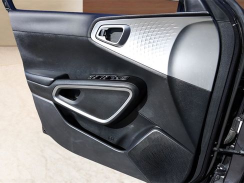 Used 2022 Kia Soul LX image 19