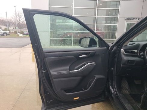 Used 2024 Toyota Highlander XLE image 18