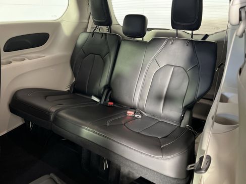 Used 2023 Chrysler Pacifica Touring-L image 26