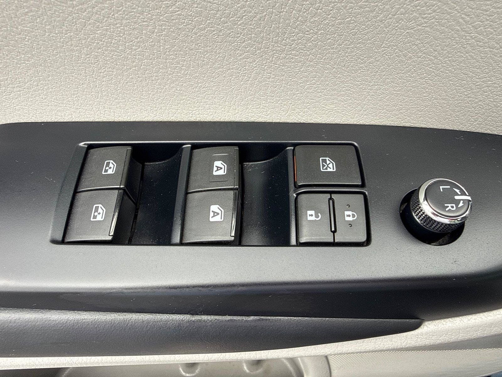 Used 2019 Toyota Highlander XLE AWD/4WD image 11