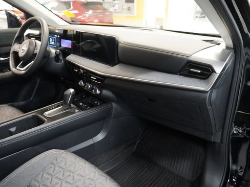 Used 2025 Nissan Kicks SV AWD/4WD image 12