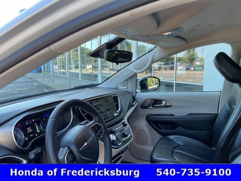 Used 2024 Chrysler Pacifica Touring-L FWD image 34