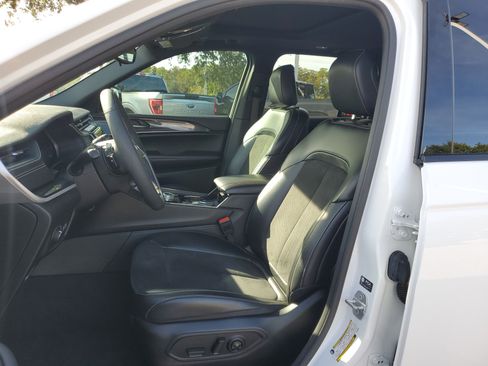 Used 2023 Jeep Grand Cherokee Altitude image 14