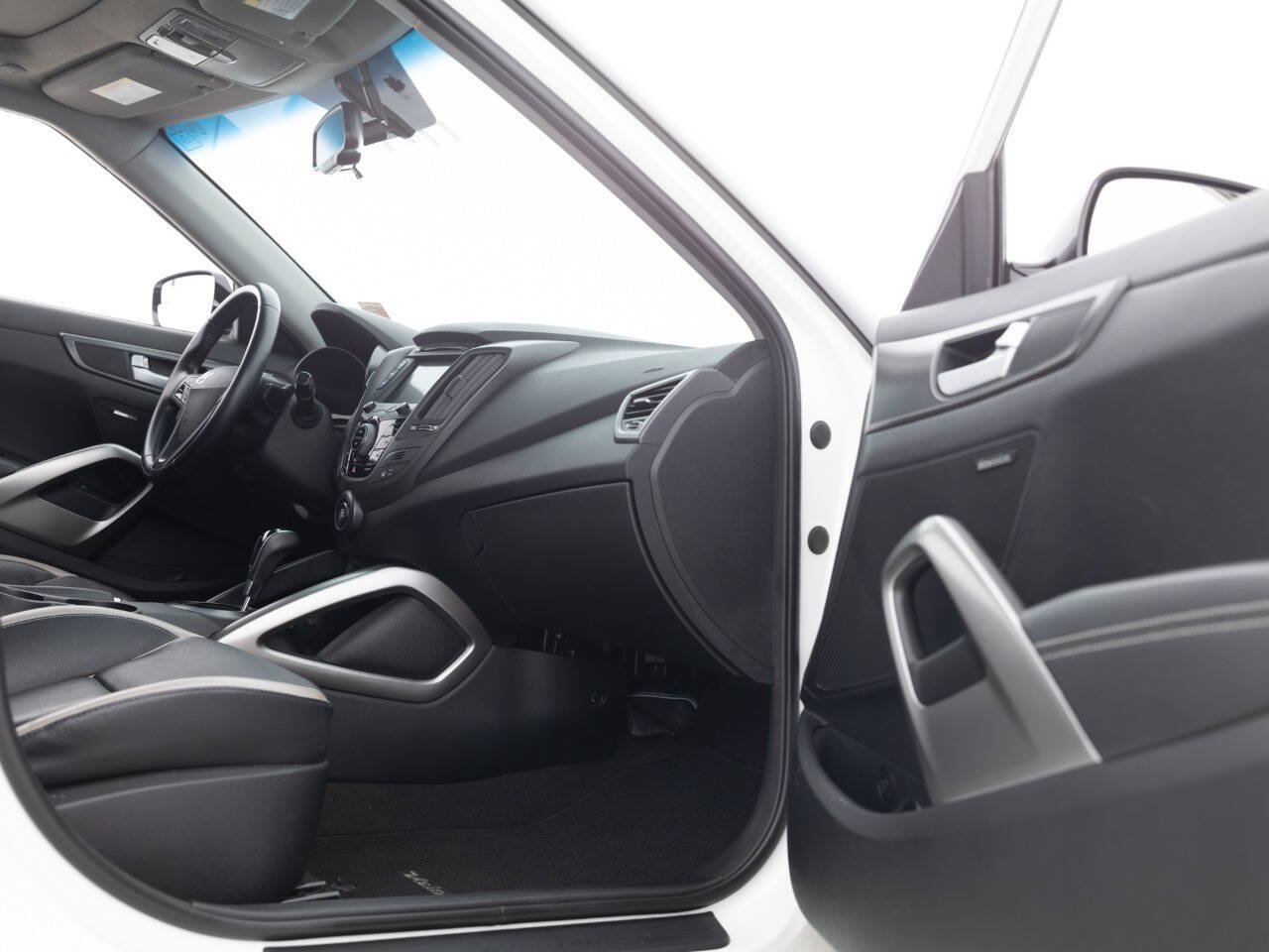 Used 2015 Hyundai Veloster Turbo w/ Option Group 04 FWD image 28