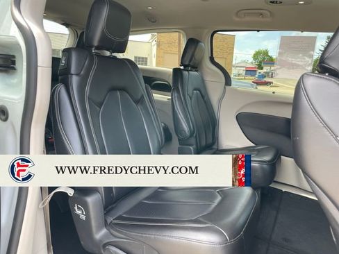 Used 2023 Chrysler Pacifica Touring-L FWD image 41