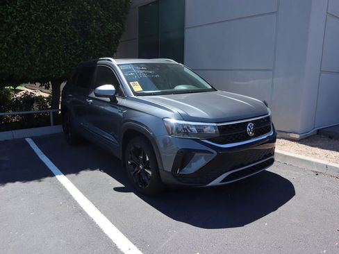 Used 2024 Volkswagen Taos SE w/ Panoramic Sunroof Package image 3