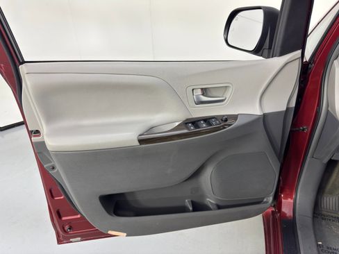 Used 2016 Toyota Sienna XLE image 40