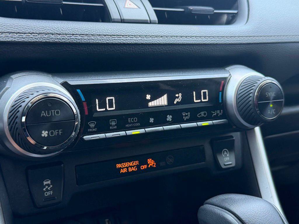Used 2021 Toyota RAV4 XLE w/ Convenience Package FWD image 20