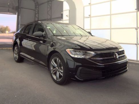 Used 2024 Volkswagen Jetta SE FWD image 4