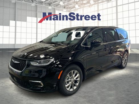 New 2026 Chrysler Pacifica Limited image 1