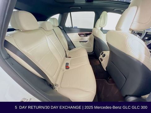 Used 2025 Mercedes-Benz GLC 300 4MATIC image 32