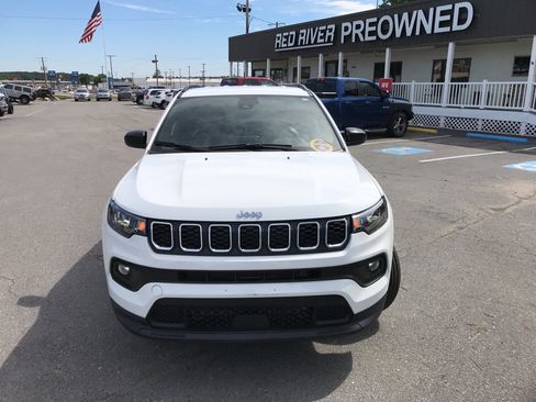 Used 2025 Jeep Compass Latitude AWD/4WD image 2